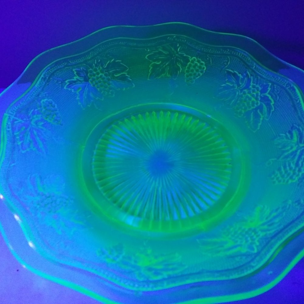 uranium green depression glass bowl grape motif glowy glass - Picture 7 of 12